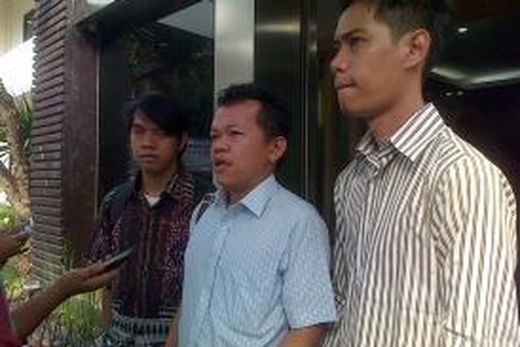 Ketua Perhimpunan Bantuan Hukum dan Hak Asasi Manusia (PBHI Jakarta) Poltak Agustinus Sinaga (tengah) di Mapolda Metro Jaya, Jumat (8/8/2014)
