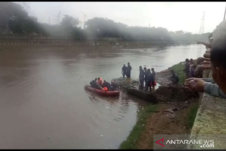 Pencarian korban remaja tenggelam Andi (12) di Kali Banjir Kanal Barat, Jakarta, Senin (16/3/2020). 