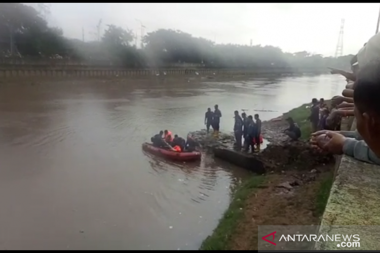 Pencarian korban remaja tenggelam di Kali Banjir Kanal Barat, Jakarta, Senin (16/3/2020). 