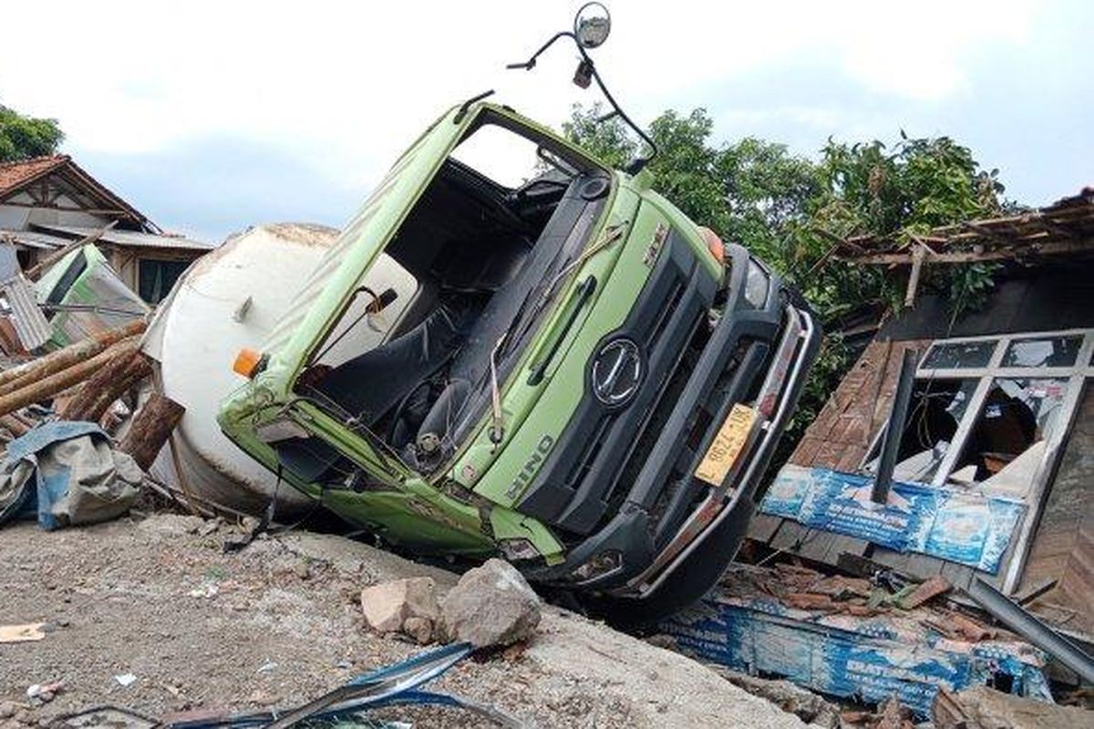 Kecelakaan maut terjadi di Kabupaten Sumedang, Jawa Barat, Jumat (26/1/2024) sekitar pukul 07.30 WIB. Dalam kecelakaan ini, truk pengangkut semen menghantam lima mobil, satu sepeda motor, dua warung, dan satu rumah.