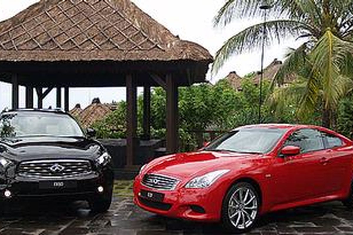 Infiniti yang akan dipasarkan di Indonesia, Sport Coupe G37 (kanan) dan Sport Crossover FX50 (kiri)