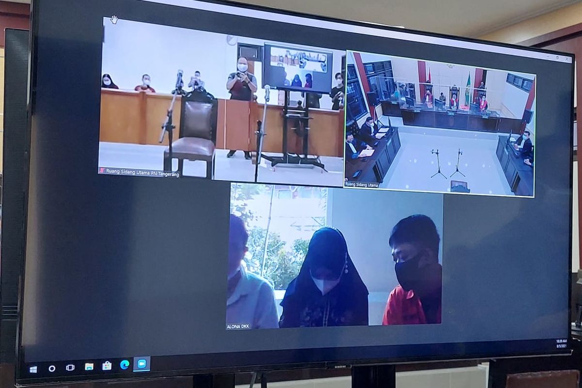 Cynthiara Alona, terdakwa kasus prostitusi anak sekaligus figur publik, saat mengikuti sidang perdana secara virtual di Pengadilan Negeri (PN) Tangerang, Kota Tangerang, Kamis (5/8/2021).