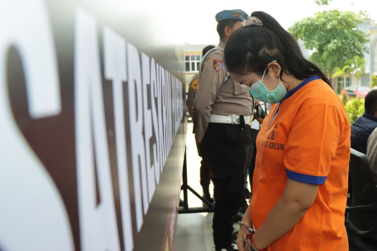 Tersangka kasus prostitusi online berinisial Y, saat dihadirkan dalam rilis ungkap kasus di depan Mapolres Gresik, Jawa Timur, Selasa (7/11/2023).