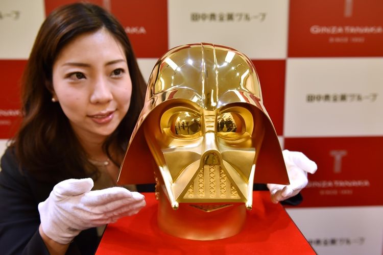Topeng emas Darth Vader diluncurkan untuk menandai 40 tahun Star Wars.