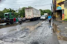 Jalan Akses Marunda Rusak, Sejumlah Pengendara Motor Jeblos ke Lubang