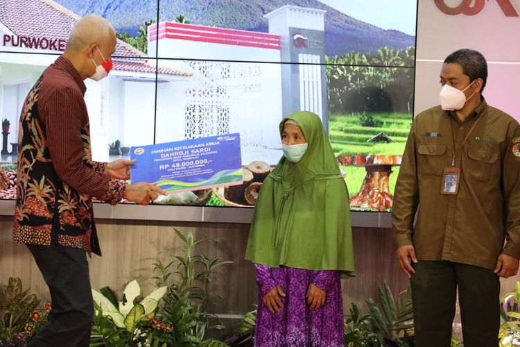 Gubernur Jawa Tengah (Jateng) Ganjar Pranowo dalam acara penyerahan santunan kematian BPJS Ketenagakerjaan kepada pekerja di sektor kehutanan di Gedung Kantor OJK Purwokerto, Selasa (8/3/2022).