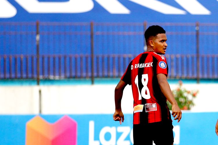 Pemain muda Persipura Jayapura di Liga 1 2021-2022, David Rumakiek. Artikel ini berisi sikap klub usai muncul keputusan Liga 2 dihentikan PSSI.