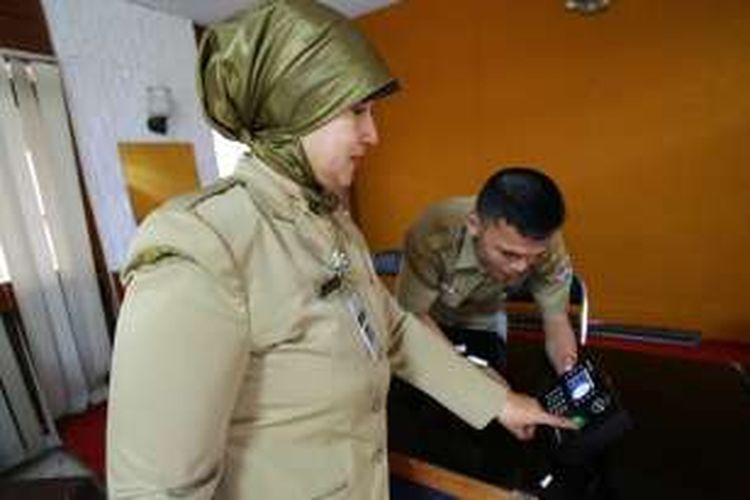 Ilustrasi: Seorang PNS Kota Magelang mengisi rekam sidik jari di kantor Pemkot Magelang, Senin (3/6/2013).