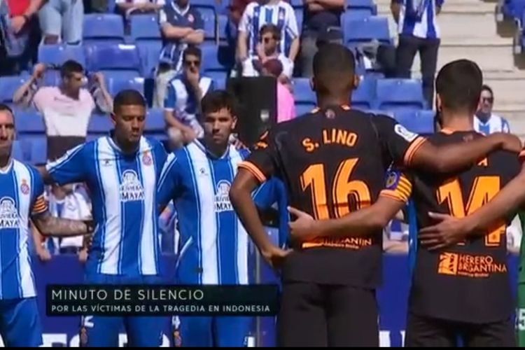 Prosesi mengheningkan cipta untuk Tragedi Kanjuruhan jelang laga laga Liga Spanyol, Espanyol vs Valencia, di Stadion RCDE pada Minggu (2/10/2022).