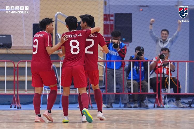Para pemain Timnas Futsal Indonesia merayakan gol pada pertandingan penentuan SEA Games 2025 Timnas Futsal Indonesia vs Thailand yang bergulir di Nonthaburi Sports Complex Gymnasium pada Jumat (19/12/2025).