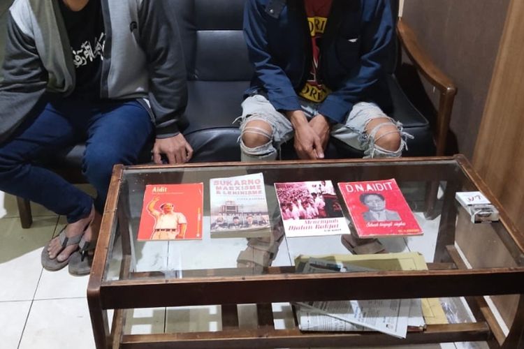Dua pegiat literasi diamankan polisi lantaran memajang buku-buku DN Aidit.