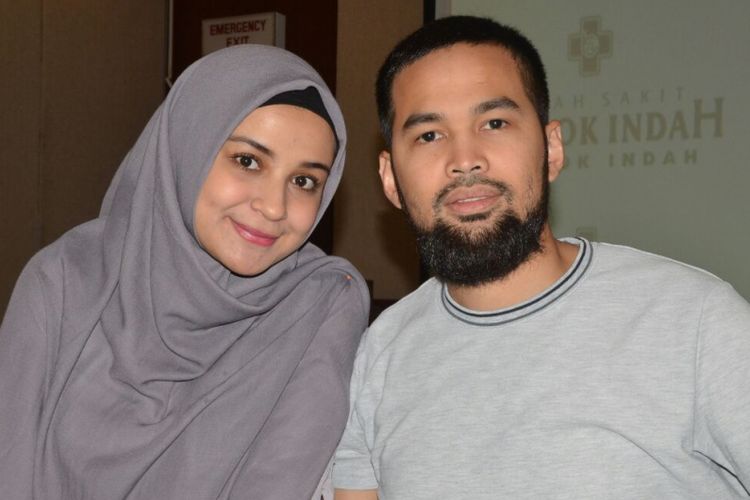 Shireen Sungkar dan Teuku Wisnu saat ditemui di RSPI (Rumah Sakit Pondok Indah), Pondok Indah, Jakarta Selatan, Kamis (19/4/2018).