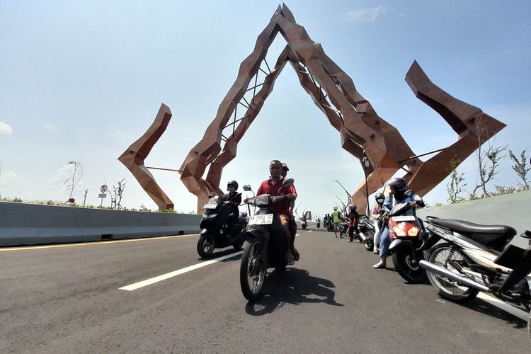Ribuan orang mencoba melintas Jembatan Pandansimo yang menghubungkan Kabupaten Kulon Progo dan Kabupaten Bantul di pesisir Daerah Istimewa Yogyakarta. Mayoritas warga antusias melintasinya dengan motor bahkan bersepeda.