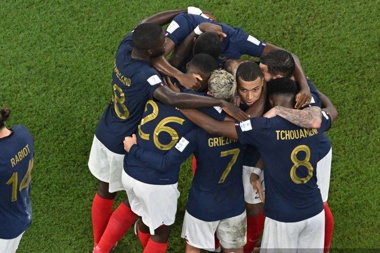 Pemain-pemain Perancis merayakan kemenangan 2-1 atas Denmark dalam laga Grup D Piala Dunia 2022 di Stadion 974, Doha, Qatar, 26 November 2022. Berkat kemenangan atas Denmark, Perancis lolos ke 16 besar Piala Dunia 2022. Malam ini, Rabu (30/11/2022) pukul 22.00 WIB, Perancis akan melawan Tunisia pada laga matchday 3 Grup D Piala Dunia 2022 di Stadion Education City, Al Rayyan, Qatar. (Photo by Antonin THUILLIER / AFP)