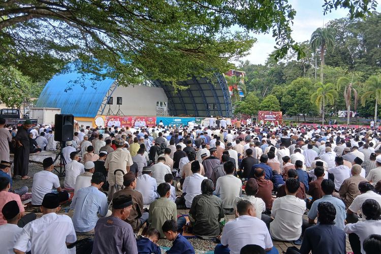 Ribuan Jemaah Shalat Id di Lapangan Merdeka Pangkalpinang, Halaman Gereja Jadi Kantong Parkir