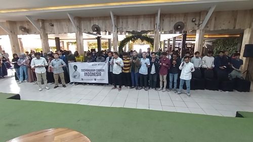 Kelompok Relawan di Bandung Sujud Syukur Usai Putusan MK soal Batas Usia Capres-Cawapres