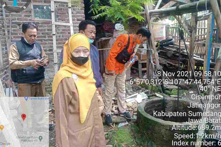 BPBD Sumedang melakukan pengecekan air di dalam sumur yang berubah kekuning-kuningan, berbau minyak tanah, dan mengandung bahan bakar di Cisempur, Jatinangor, Sumedang, Jabar, Senin (8/11/2021).