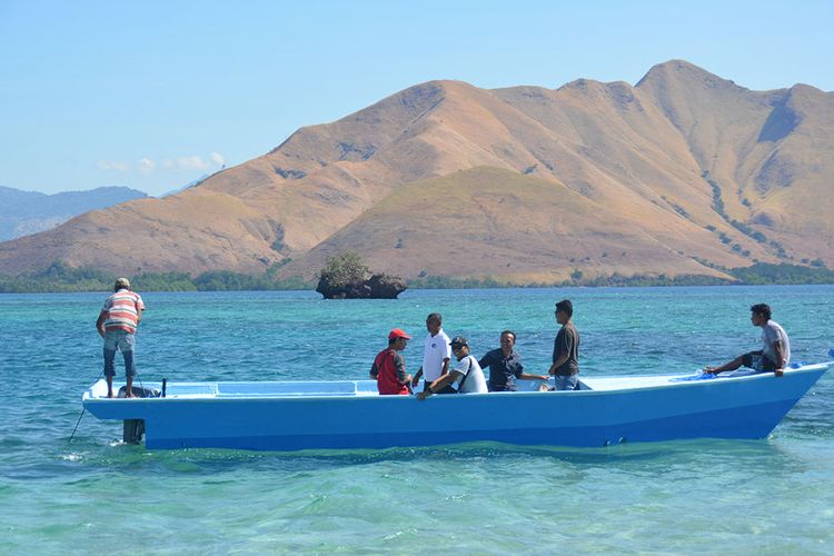 Tim penjelajah Pulau Kinde, Desa Tendakinde, Kecamatan Wolowae, Kabupaten Nagekeo, Flores, NTT, Kamis (20/6/2019) hendak turun dari speedboat di Pulau tersebut. Pulau Kinde dijadikan pilot proyek destinasi unggulan Nasional di bagian utara dari Pulau Flores. 