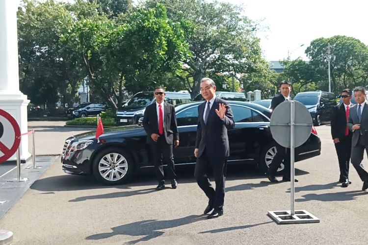 Menteri Luar Negeri (Menlu) China, Wang Yi, saat tiba di Istana Kepresidenan, Jakarta untuk bertemu Presiden Joko Widodo Kamis (18/4/2024).