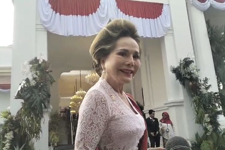 Dewi Soekarno Hadiri Upacara 17 Agustus di Istana, Mensesneg: Kebetulan Lagi di Jakarta