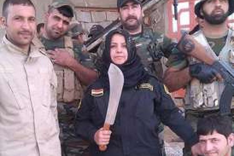 Wahida Mohamed al-Jumaily (39), berfoto bersama anggota milisinya yang ikut bertempur bersama militer Irak dalam upaya merebut kota Mosul yang masih dikuasai ISIS.