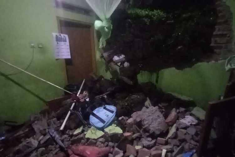 Longsor di Rancakalong, Sumedang, Jawa Barat menimbun sebuah rumah hingga menewaskan seorang balita, Sabtu (23/4/2022) malam. DOK. BPBD Sumedang/KOMPAS.com