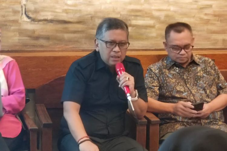 Sekretaris Jenderal PDI-P Hasto Kristiyanto (memegang microphone) saat bicara dalam diskusi bedah buku di kawasan Cikini, Jakarta Pusat, Selasa (2/4/2024).