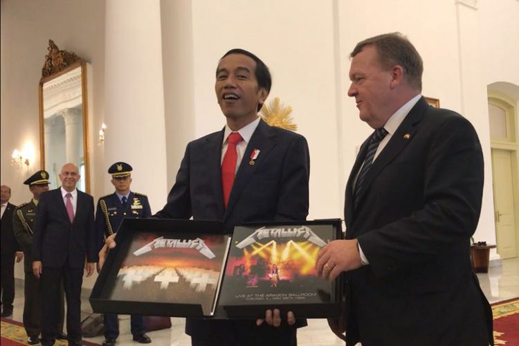 Presiden Joko Widodo memamerkan album piringan hitam Metallica pemberian Perdana Menteri Denmark Lars Lokke Rassmussen di Istana Kepresidenan Bogor, Selasa (28/11/2017).