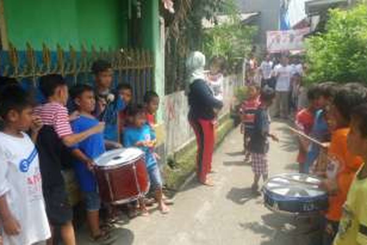 Sekelompok anak-anak menabuh genderang saat kedatangan Sandiaga Uno ke Kelurahan Palmerah, Jakarta Barat, Minggu (27/11/2016