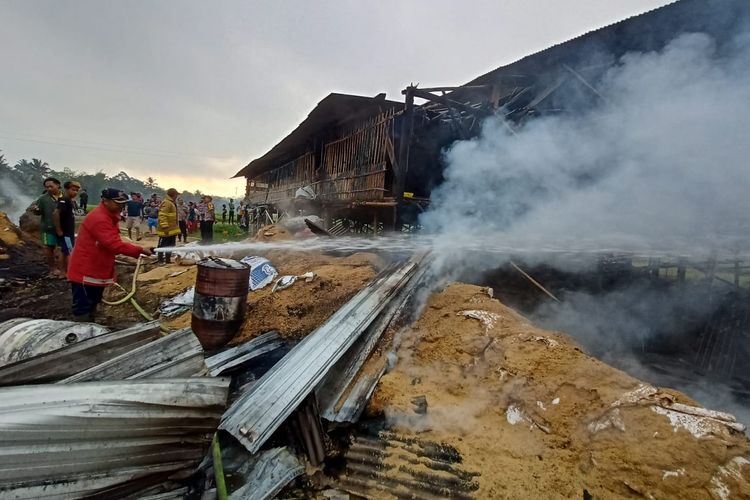 Petugas Damkar memadamkan api yang melalap kandang ayam Desa Candinegara, Kecamatan Pekuncen, Kabupaten Banyumas, Jawa Tengah, terbakar, Sabtu (9/9/2023) pagi.