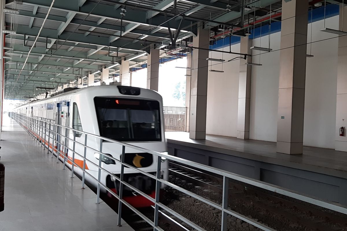 Salah satu rangkaian kereta bandara yang melintas di Stasiun BNI City, Dukuh Atas, Jakarta Pusat, Kamis (19/11/2020). Stasiun yang juga biasa disebut Stasiun Sudirman Baru ini adalah salah satu stasiun yang melayani pemberhentian dan keberangkatan Kereta Bandara Soekarno-Hatta.