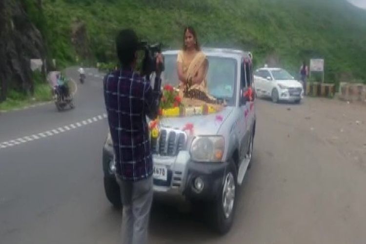 Polisi India mendaftarkan kasus terhadap seorang pengantin wanita di India, setelah videonya duduk di kap mobil untuk pemotretan pernikahan tanpa mengenakan masker wajah.

