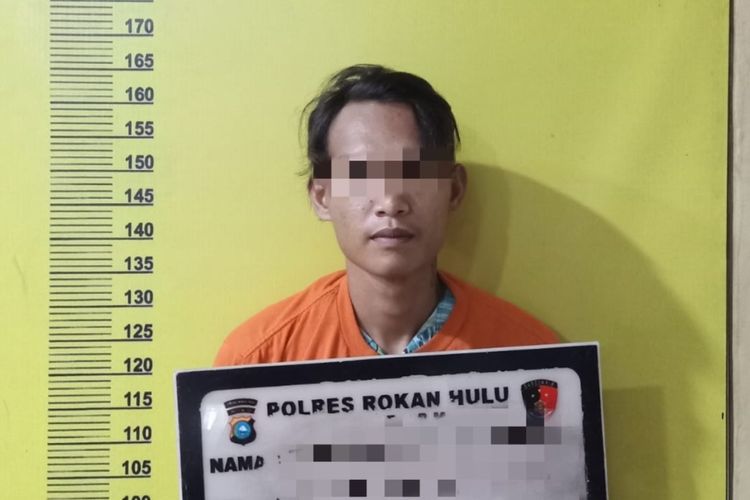 Pelaku pembunuh temannya saat diamankan di Rutan Polres Rokan Hulu, Riau, Sabtu (20/4/2024).