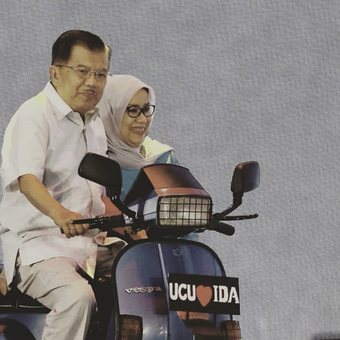 Di akhir masa jabatannya, Jusuf Kalla atau biasa disapa JK mendapat hadiah perpisahan berupa satu unit Vespa Excel.