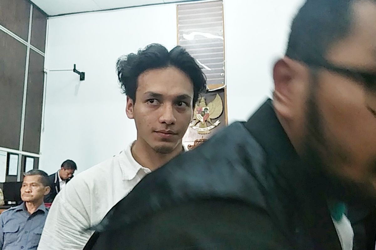 Artis peran Jefri Nichol  usai jalani persidangan di Pengadilan Negeri Jakarta Selatan, Senin (9/9/2019).