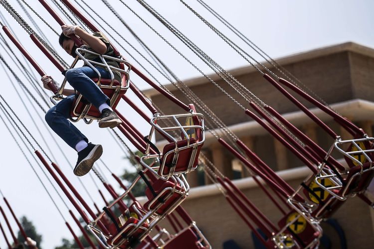 Pengunjung mencoba wahana permainan saat berwisata di Dufan di Ancol Taman Impian, Jakarta Utara, Sabtu (20/6/2020). Pemerintah Provinsi DKI Jakarta membuka empat objek wisata di wilayah Ibu Kota pada fase pertama Pembatasan Sosial Berskala Besar (PSBB) transisi mulai Sabtu ini.