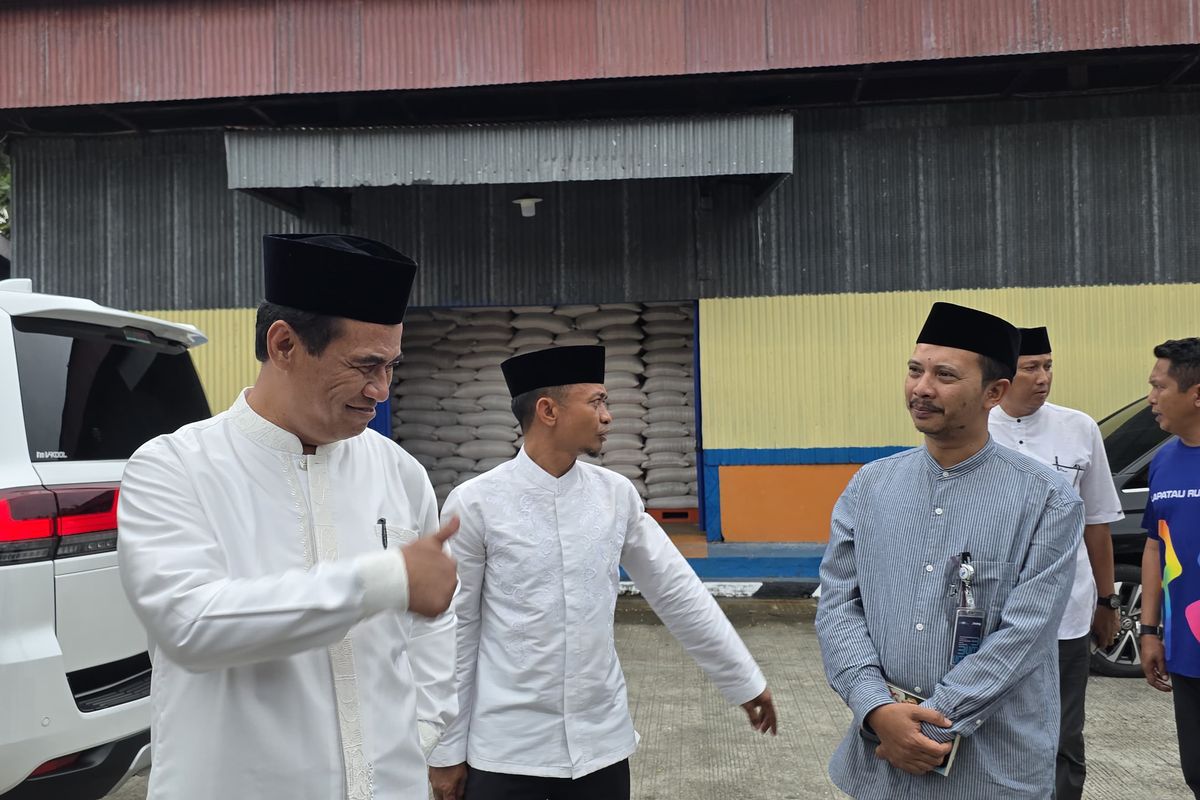 Menteri Pertanian Andi Amran Sulaiman meninjau stok gabah di salah satu gudang Bulog di Kabupaten Bone, Sulawesi Selatan, Selasa (1/4/2025).
