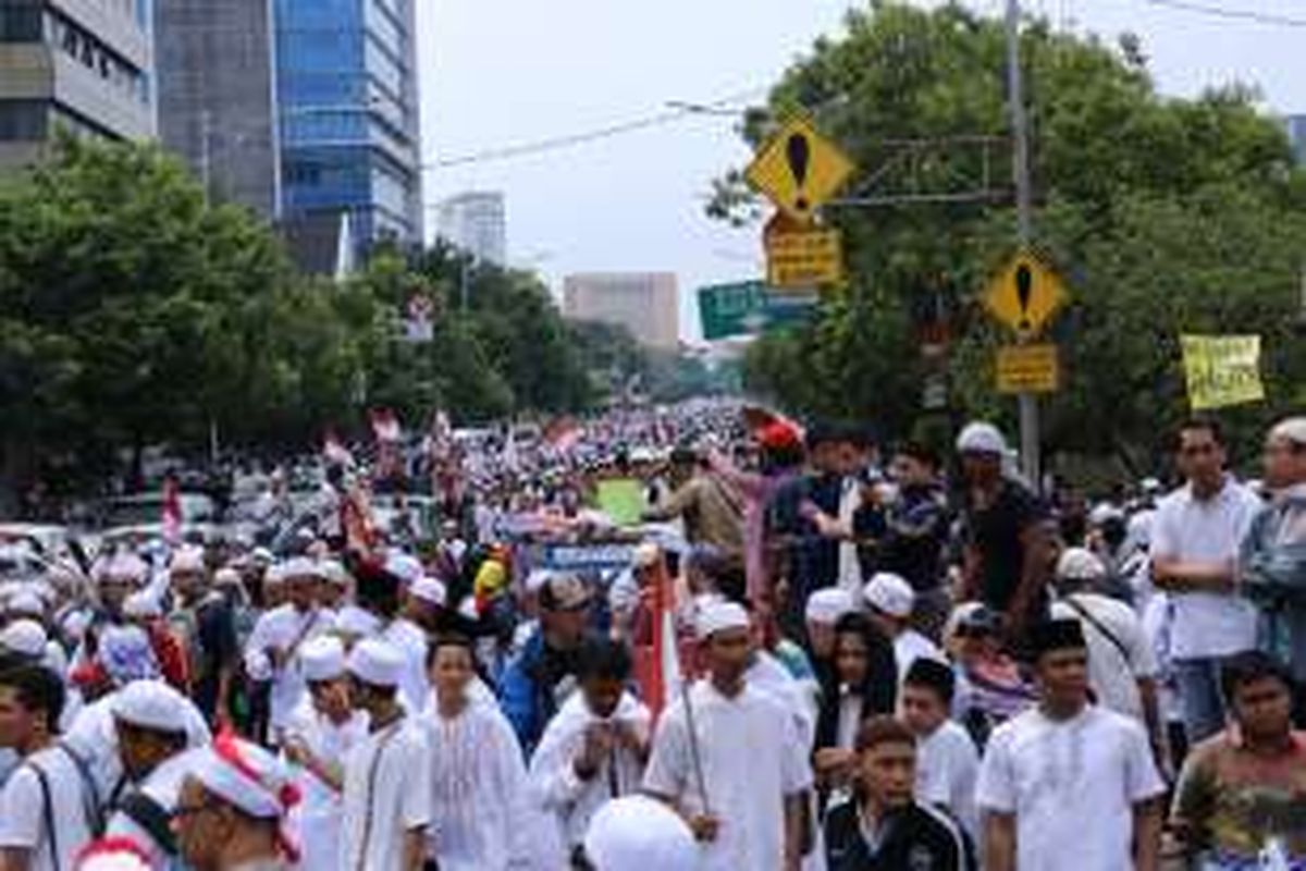 Massa aksi demo mulai bergerak dengan tenang menuju Istana Merdeka dan Balai Kota DKI, Jakarta Pusat, Jumat (4/11/2016). Sekitar seribu pengunjuk rasa menggelar aksi menuntut Polri untuk menegakkan hukum dan memproses Basuki Tjahaja Purnama atau Ahok terkait pernyataannya yang dinilai menyinggung umat muslim di Indonesia.