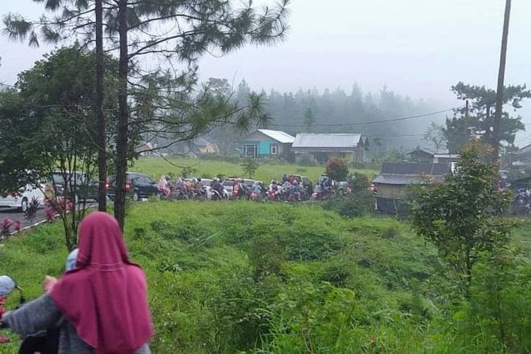 Kemacetan parah terjadi di Jalan Raya Serang-Kutabawa menuju obyek wisata Lembah Asri Serang, Kecamatan Karangreja, Purbalingga, Jawa Tengah, Minggu (3/1/2020).