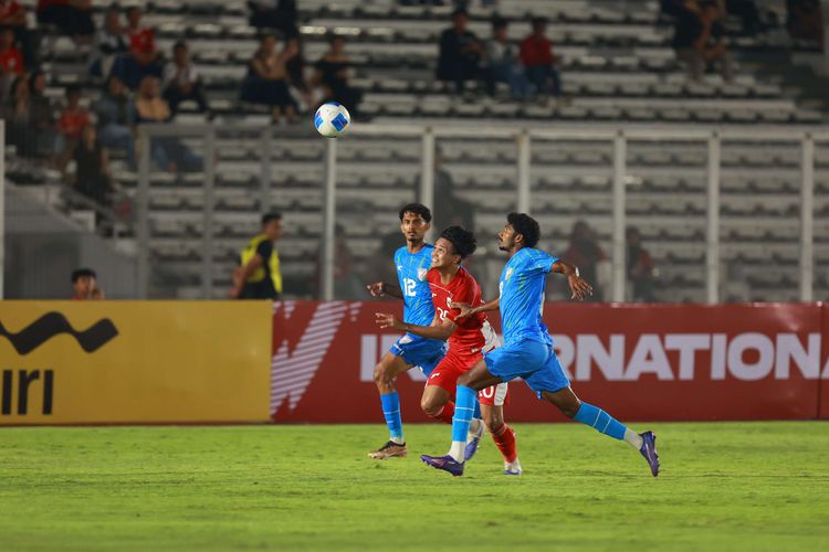 Pemain Timnas U23 Indonesia Hokky Caraka (tengah) beraksi pada laga persahabatan antara Indonesia vs India di Stadion Madya, Jakarta, Jumat (10/10/2025).