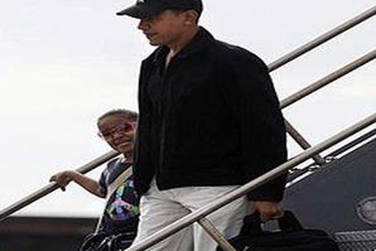 Presiden AS Terpilih Barack Obama dan putrinya Sasha tiba di Honolulu, Hawaii, 20 Desember 2008