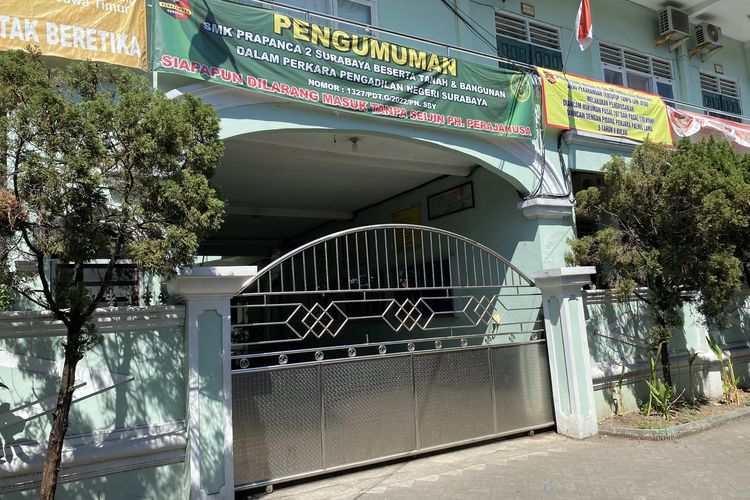 Gedung SMK Prapanca 2 yang digembok oleh mantan kepala sekolah