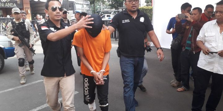 A, pelaku penjambretan terhadap Dirjen Bina Konstrukti Kemenpupera digiring polisi di Mapolres Metro Jakarta Barat, Jumat (29/6/2018).