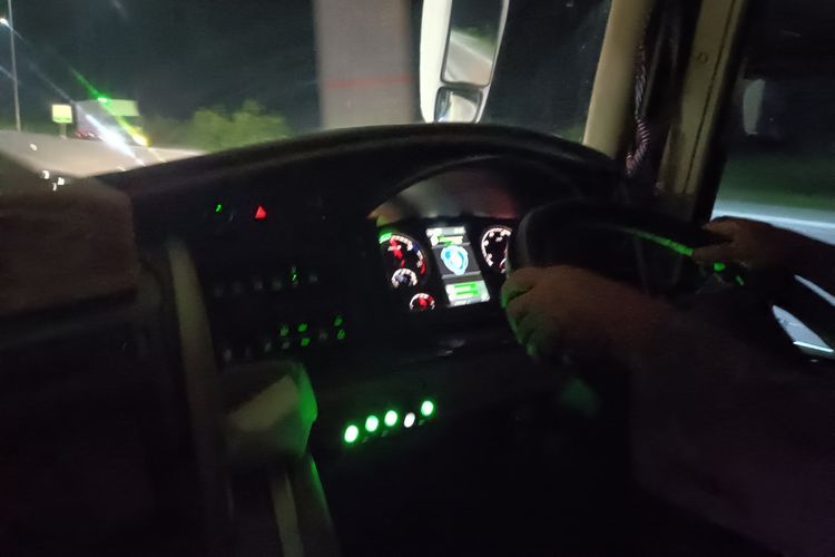 Ruang kemudi Bus tingkat Harapan Jaya