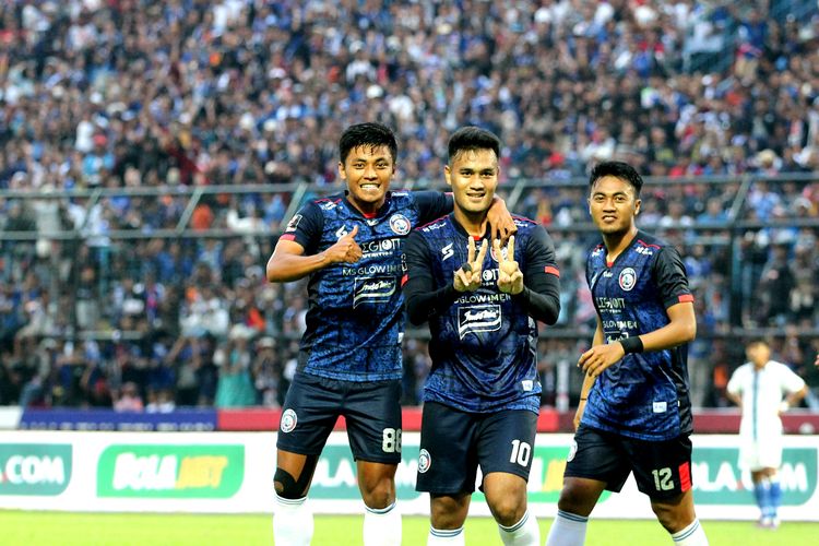 Selebrasi Muhammad Rafli usai membuat gol untuk Arema FC dalam laga kontra PSIS Semarang pada leg kedua semifinal Piala Presiden 2022 di Stadion Kanjuruhan, Kabupaten Malang, Senin (11/72022).