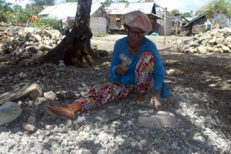 Wa Sahari (60), warga Kelurahan Masiri, Kecamatan Batuaga, Kabupaten Buton Selatan, yang sudah hampir sekitar 10 tahun bekerja menjadi penambang batu. 