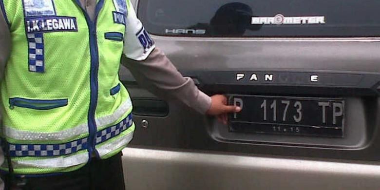 Inilah mobil dinas milik Pemkab Jember, Jawa Timur, yang pelat nomernya diganti dengan pelat berwarna hitam. Mobil dinas ini akhirnya ditilang petugas dari Satlantas Polres Jember, Jumat (15/11/13)