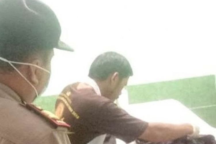 Petugas pemulasaraan jenazah RSUD Sayang Cianjur, Jawa Barat saat memeriksa kondisi mayat tanpa identitas yang ditemukan di sebuah tebing di wilayah Kecamatan Sukanagara, Kabupaten Cianjur beberapa waktu lalu.