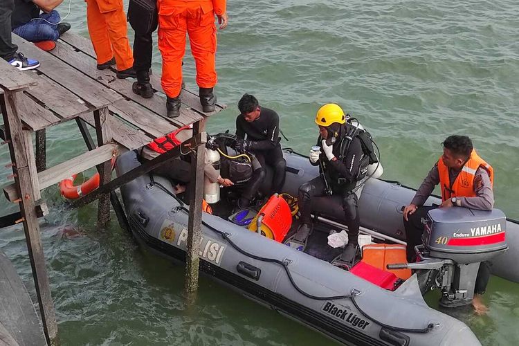Tim SAR Gabungan melakukan pencarian korban yang melompat di laut Balikpapan.