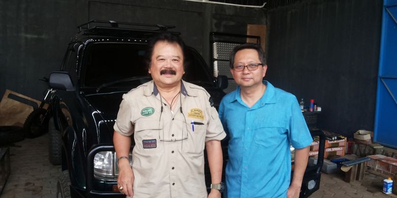 Hartawan Hauwke Setjodiningrat bersama dengan Sunny Ruslie saat ditemui di kediaman Hauwke di kawasan Kemang, Jakarta Selatan, Senin (12/3/2018).